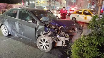 Paramédicos de la Cruz Roja atendieron el aparatoso choque en Monterrey. | Agustín Martínez