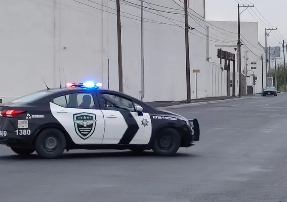 Abandonan bolsas con restos humanos en un baldío en Apodaca