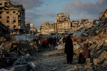 Habitantes caminan entre los restos de un barrio en la Franja de Gaza. | Agencia AP
