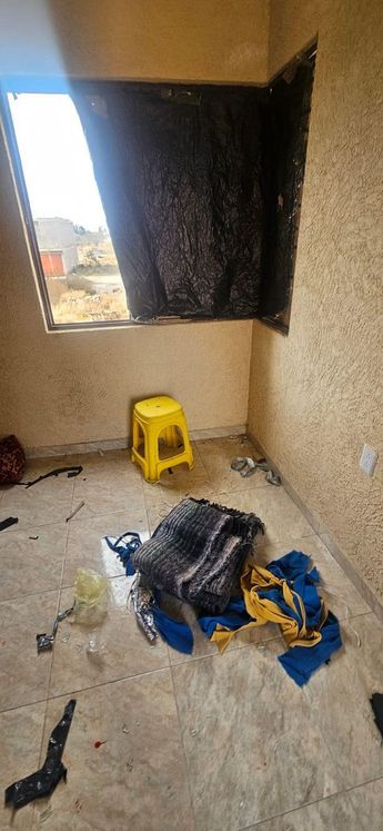 En el lugar se encontraron indicios de violencia física, como tablas y cuchillos. | Cortesía