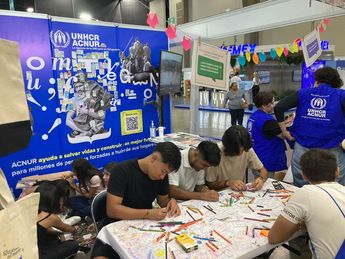 Jóvenes pintan “ventanas” como una de las actividades en el stand de la ACNUR. | Carlos Ortega