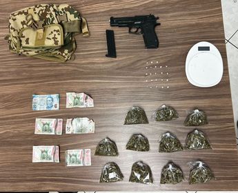 El hombre fue detenido con un arma, una báscula digital y varias dosis de droga. | Cortesía