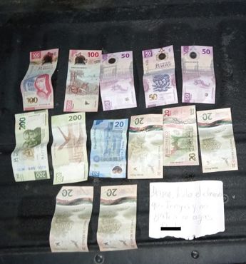 Dinero en efectivo y mensaje en papel que estaban en posesión de la mujer detenida. | Cortesía