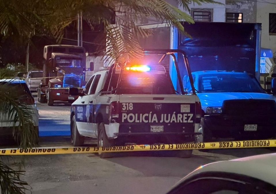 Al lugar acudieron elementos de la Policía Municipal y paramédicos de Protección Civil de Juárez. | Fernanda Pérez