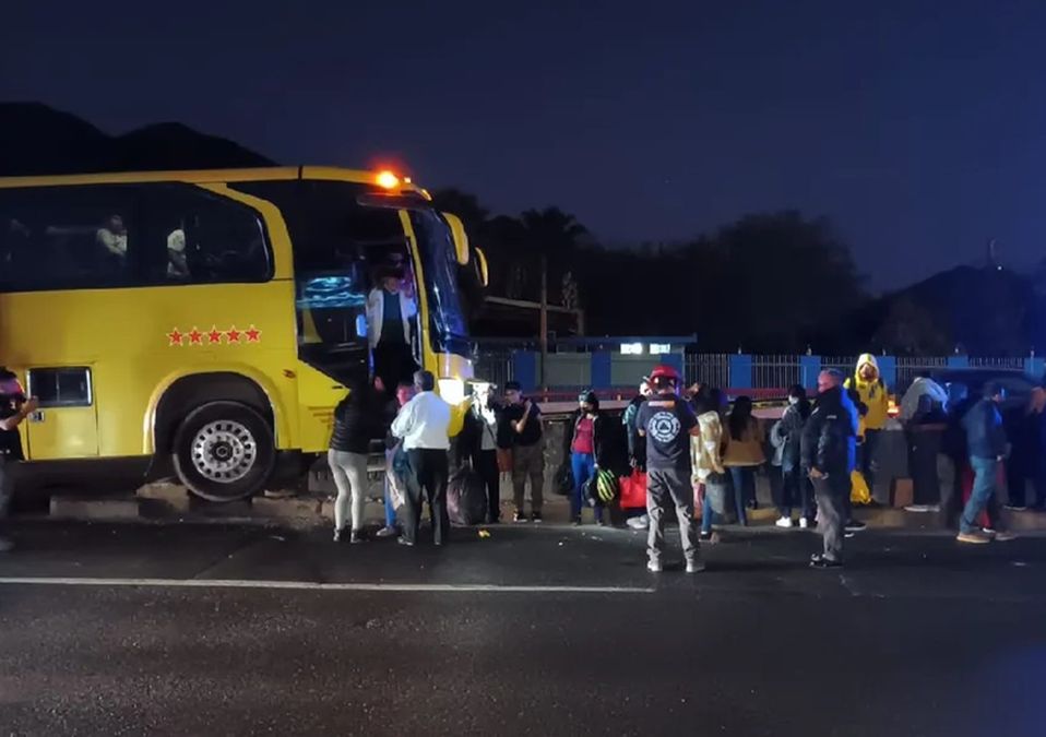 Autobús turístico choca en avenida Garza Sada, en Monterrey