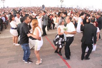 Parejas bailando luego de profesarse amor eterno. | Leonel Rocha