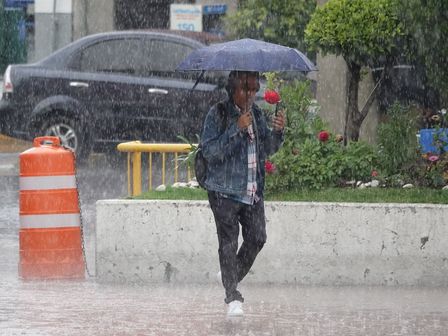 Por las lluvias, las calles comienzan a encharcarse, por lo que automovilistas y peatones deben tomar rutas alternas | Cuartoscuro