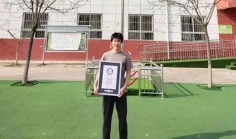 Zhang posando con su Récord Guinness. | Cortesía