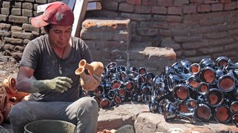 Los sahumerios que elaboran artesanos del barrio La Luz en Puebla se venden en otros estados para el Día de Muertos | Melanie Torres