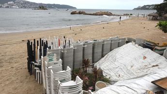 El huracán Erick ha tenido un impacto significativo en las costas de Guerrero, afectando al sector comercio, servicios y turismo / Jorge Carballo