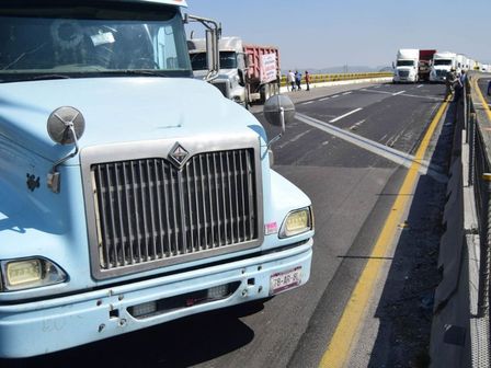 ¡Mantente informado! Transportistas mantendrán bloqueos en carreteras de acceso a CdMx.