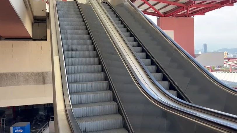 Las escaleras de trasbordo entre la Línea 1 y 3 tienen una altura considerable. | Pedro Delgado