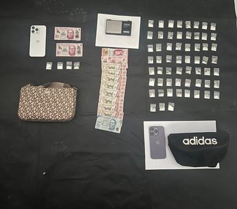 Droga y dinero en efectivo fueron asegurados al detenido. | Cortesía
