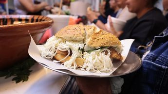 La más vendida, y también la más recomendada por los comensales, es la cemita clásica de milanesa de cerdo | Ulises Raziel Juárez/Es Imagen