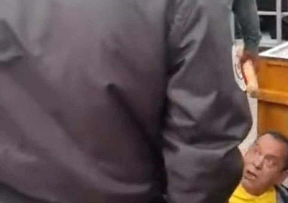 Guardia golpea a adulto mayor por no usar cubrebocas