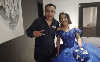 Quinceañera recibe a invitados por redes.  | Especial