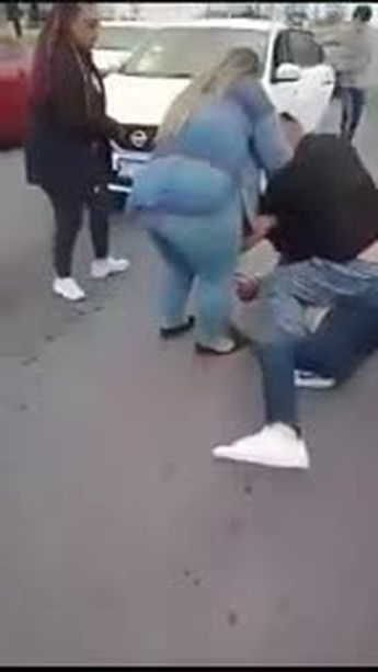 Captan a hombres peleando en medio de avenida Lincoln | VIDEO