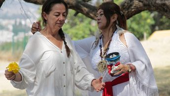 El misticismo se apodera del ambiente: asistentes vestidos de blanco participan en ceremonias de purificación | Es Imagen