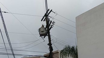Poste en mal estado en colonia Colinas de San Jerónimo. / Fabricio Gallegos
