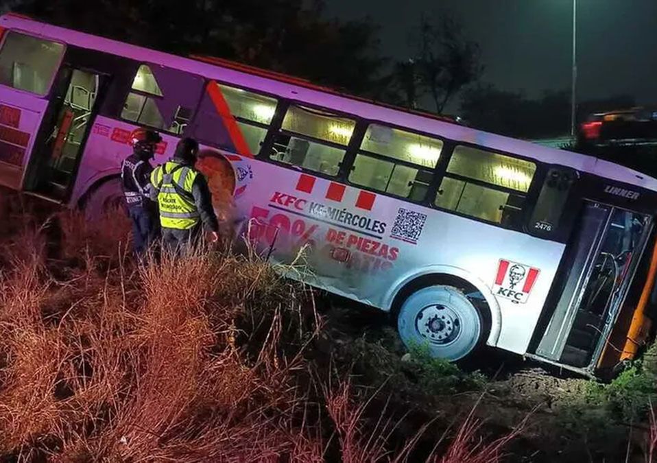 Cae ruta urbana en vado sobre la avenida Lincoln en García; hay 9 lesionados