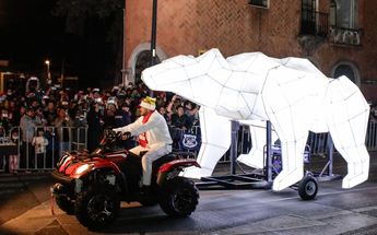 La figura iluminada de un oso polar desfiló como parte de la Caravana Coca-Coca en Puebla / Agencia Enfoque