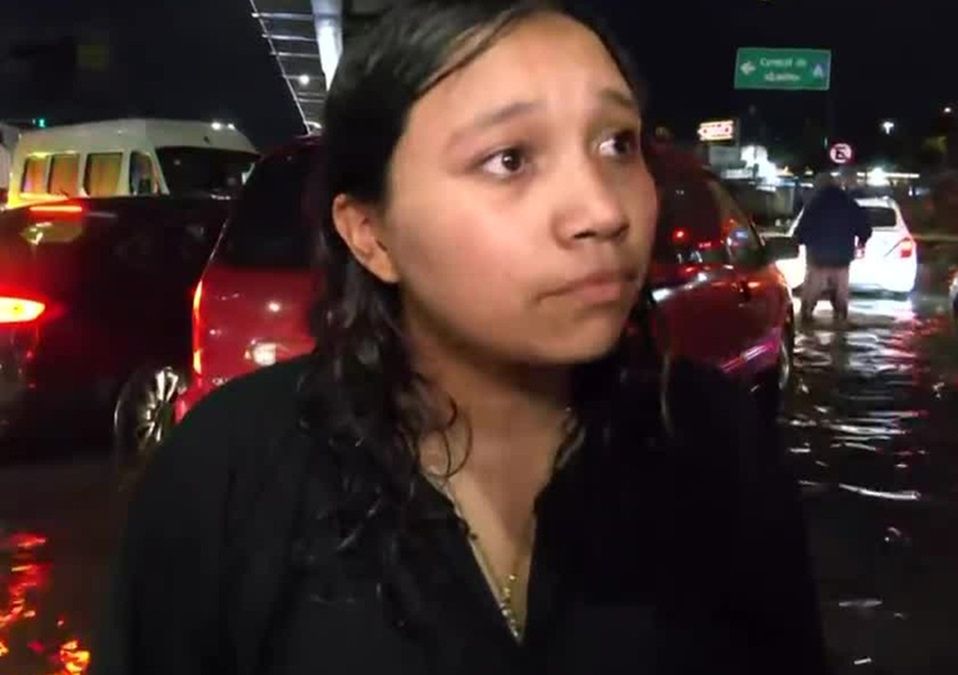 Abigail sin pensarlo ayudó a que el tránsito en Eje 6 Sur y Ermita se agilizara, debido a que coordinó a los automovilistas / Telediario