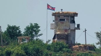 Cruzar la frontera vía terrestre es visto como algo súmamente complicado. | Foto: Agencia AP