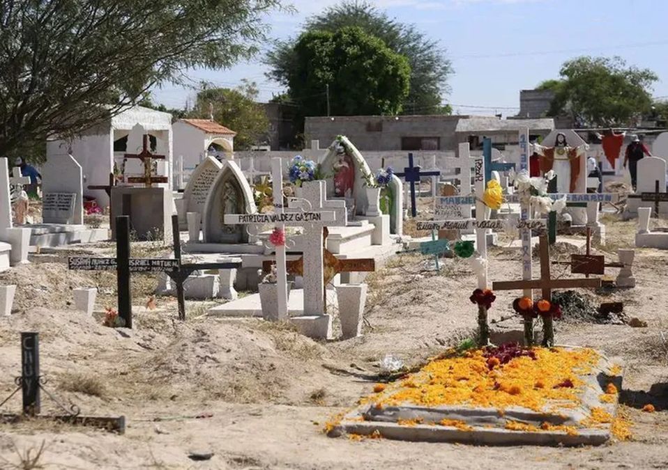 Salud NL prohíbe comer dentro de panteones por Día de Muertos