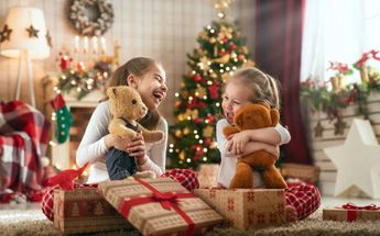 Es común que los regalos de Navidad se coloquen debajo del arbolito / Pixabay