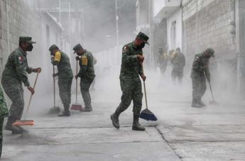 Militares barriendo el exceso de ceniza en municipios de Puebla