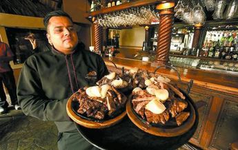 En las tradicionales parrilladas nunca pueden faltar los pedazos de arrachera. / Roberto Alanís