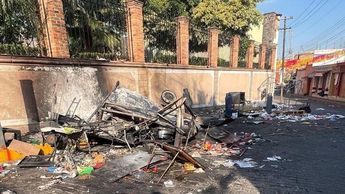 La parroquia de Amatitán se mantiene acordonada, aún con las huellas de la explosión. | Foto de Shal Pantoja vía Facebook.