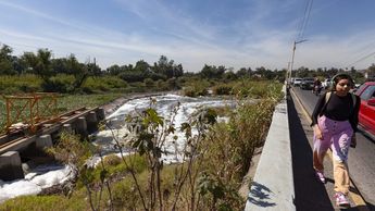 Cuerpos de agua como el Río Santiago se han convertido en focos de enfermedades | Fotografía: Abraham Aréchiga, UDG.