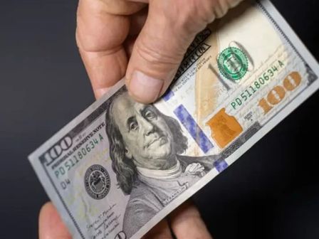 Investing determina el precio del peso frente al dólar estadounidense | Freepik