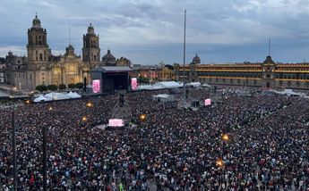Más de 100 mil personas asisten al concierto de La Maldita Vecindad en el Zócalo / @Claudiashein