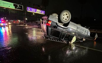 Vuelca camioneta sobre avenida Miguel Alemán. | Miranda Arias