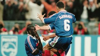 Thuram se arrodilló con los dedos en la boca en una de las postales más célebres de la historia del torneo. | FIFA