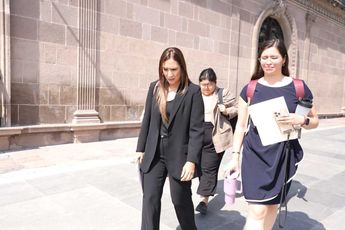 Betsabé Rocha afuera de Palacio de Gobierno el día de su nombramiento como secretaria de Economía. | Luis Guerra