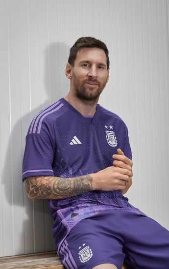 Lionel Messi posando con el uniforme de visita de Argentina / Twitter @Argentina