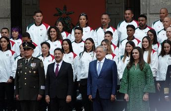 Gibran Zea con la comitiva de México que participó en Juegos Olímpicos / Agencia Cuartoscuro