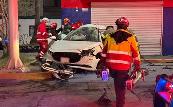 Cuerpos de auxilio tuvieron que sacar a los involucrados que quedaron prensados en el automóvil. | Marcela Cuevas
