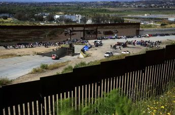 Donald Trump continuaría con la construcción del muro fronterizo con México. | Reuters