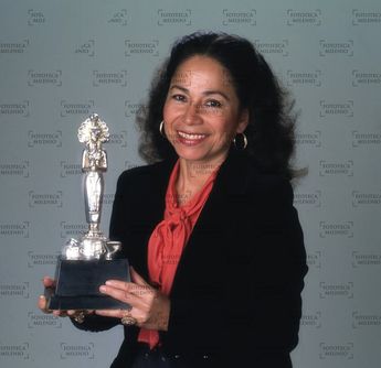 La actriz María Elena Velasco recibe premio por su actuación / Fototeca