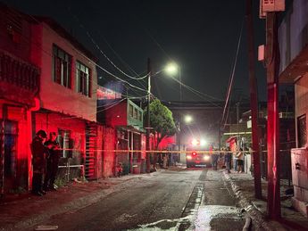 Los peritos de la Fiscalía de Nuevo León iniciaron las investigaciones para determinar el origen del fuego y la causa de la muerte de la persona falle