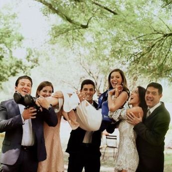 Celebración de Mariana junto a su familia y su pareja Samuel García. | Cortesía