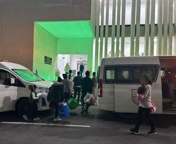 Las familias migrantes recibieron los documentos para avalar su estancia temporal en el país. | Cortesía