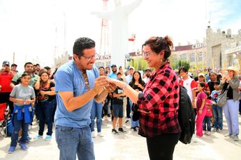 Miguel Canales sorprendió a su pareja, Alma Castañeda, al pedirle matrimonio bajo el Cristo de las Noas