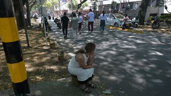 Personas afectadas por el sismo que reportó más de 70 muertos. | Agencia AFP