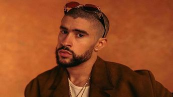 Bad Bunny irrumpe en clase universitaria y causa sensación entre los alumnos