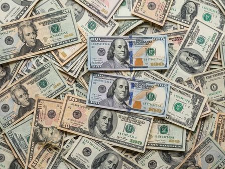 El precio del dólar se mueve diariamente conforme el mercado mundial y situaciones políticas. | Gemini IA